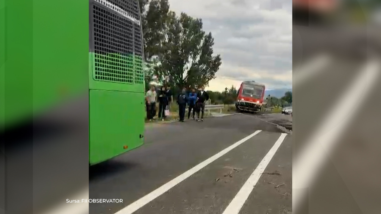 Autobuz RAT Brașov, blocat pe calea ferată, tren evitat