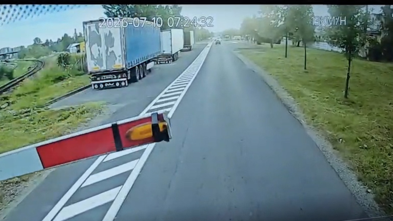 Momentul când șoferul autobuzului din Brașov forțează trecerea de cale ferată