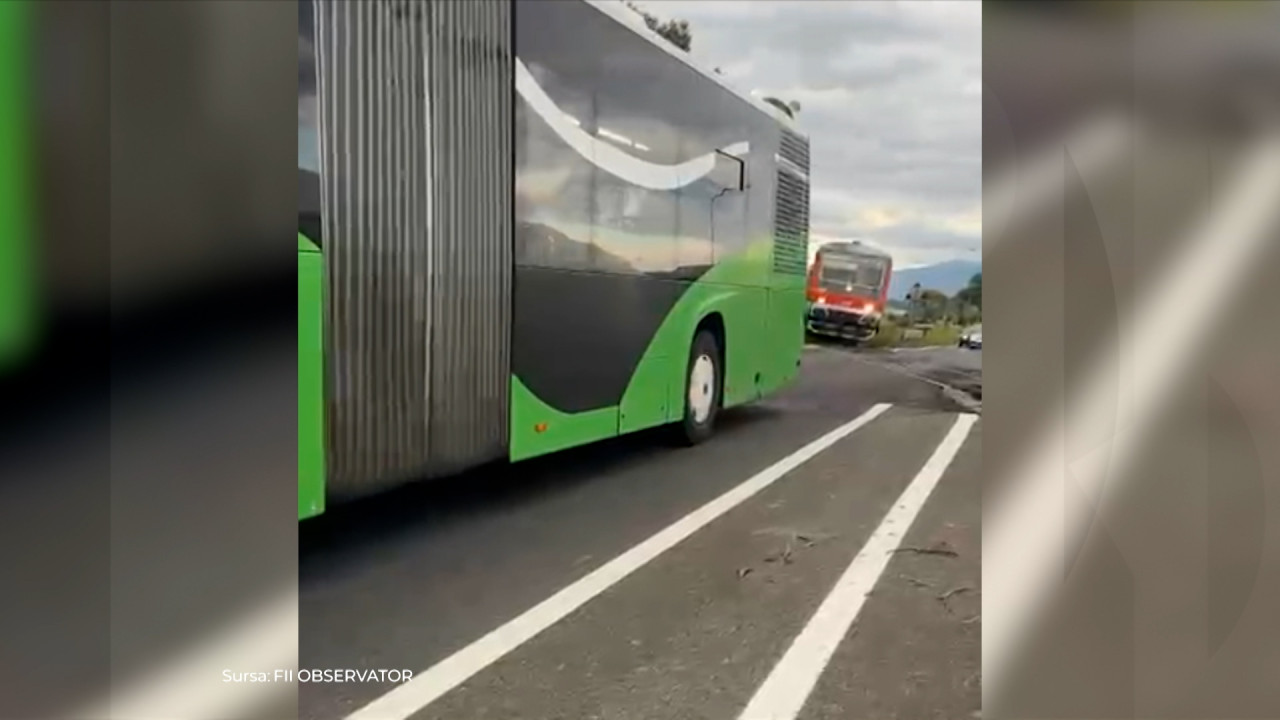 Șofer de autobuz din Brașov, permis suspendat după blocarea pe calea ferată
