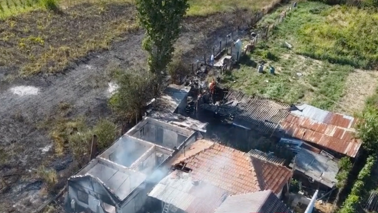 Drama a trei frați rămași fără mamă: pentru a doua oară, un incendiu le-a făcut casa scrum