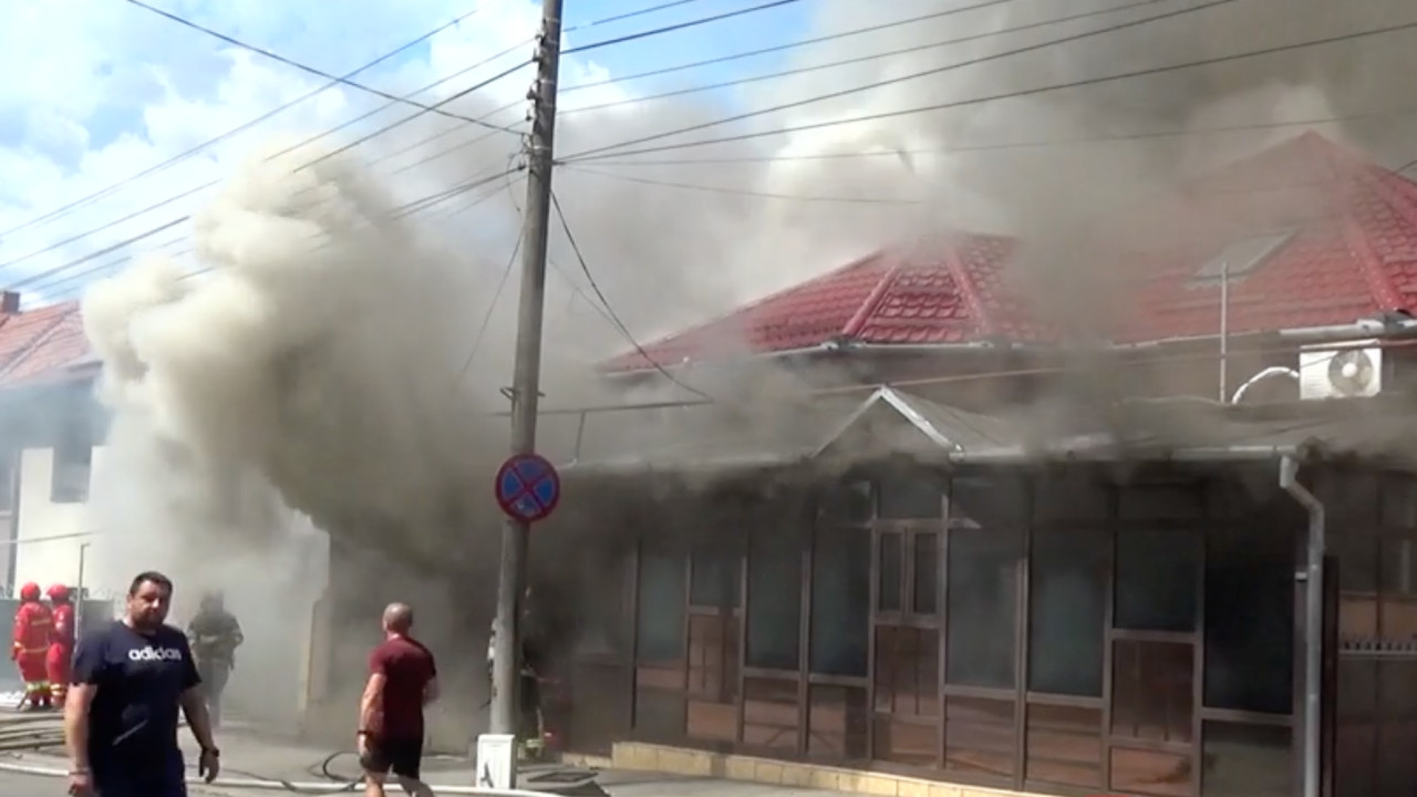 Poza pentru articolul Incendiu violent în Reșița. O firmă de mentenanță și o locuință au ars după un scurtcircuit electric