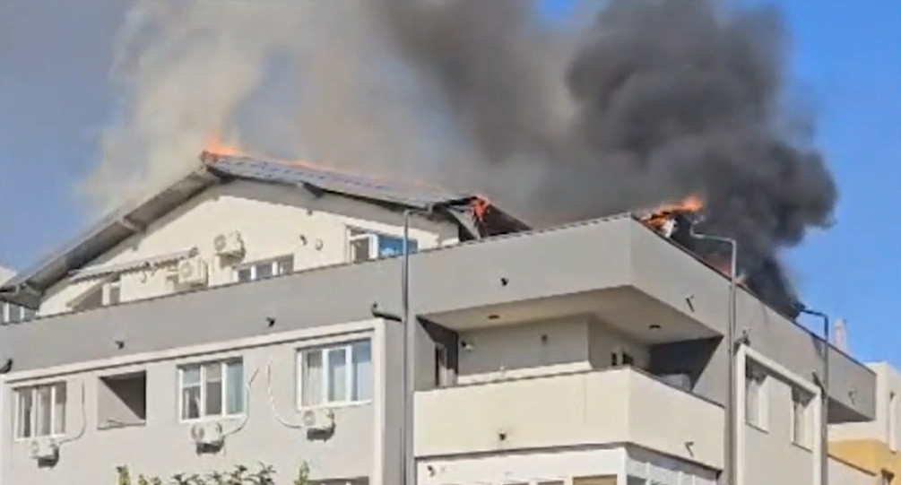 Incendiu devastator la mansarda unui bloc din Popești-Leordeni