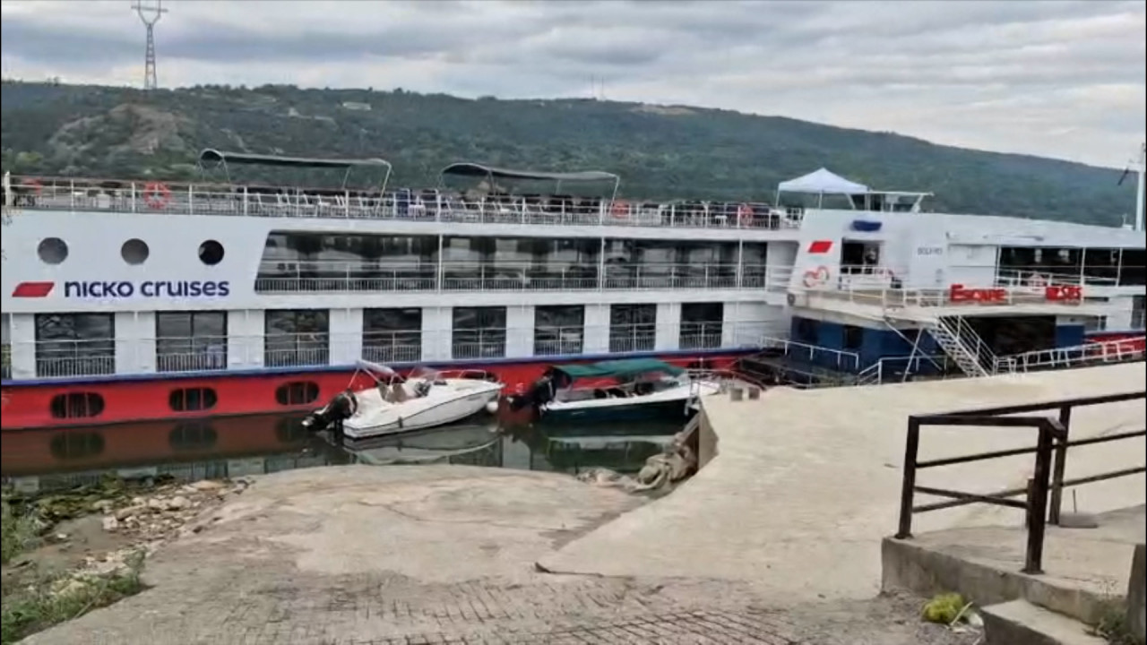O navă de croazieră care se îndrepta spre litoral a rămas blocată pe Dunăre din cauza nivelului scăzut al apei