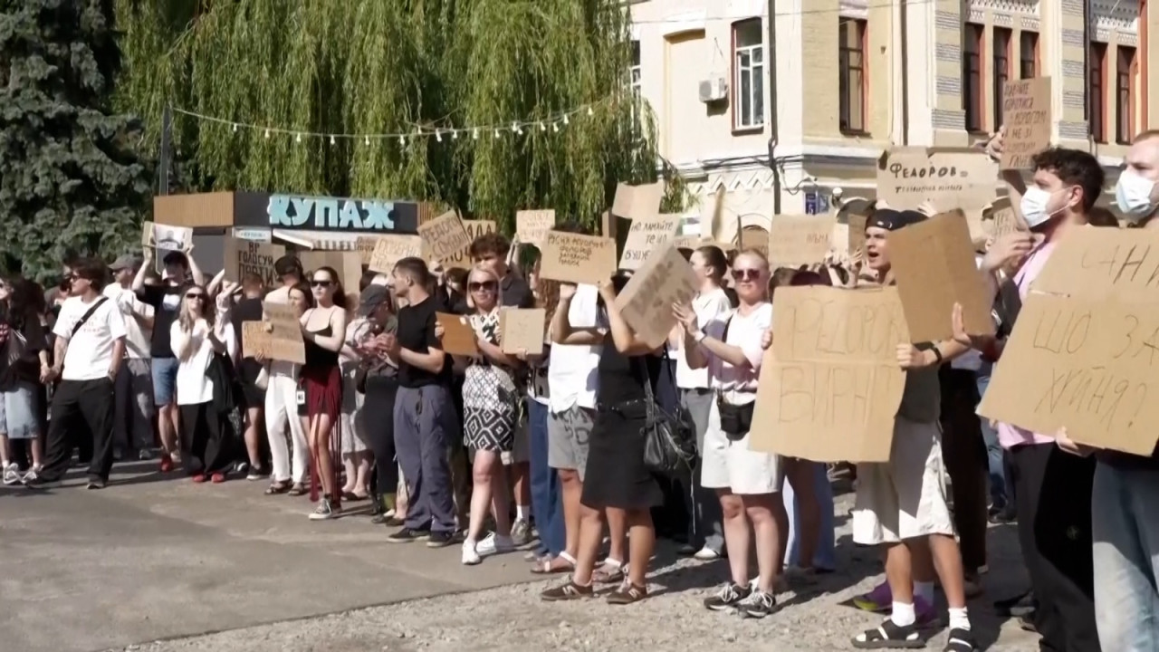 Protest rar în Ucraina: Mii de oameni indignați de decizia lui Zelenski de a-l demite pe ministrul Apărări