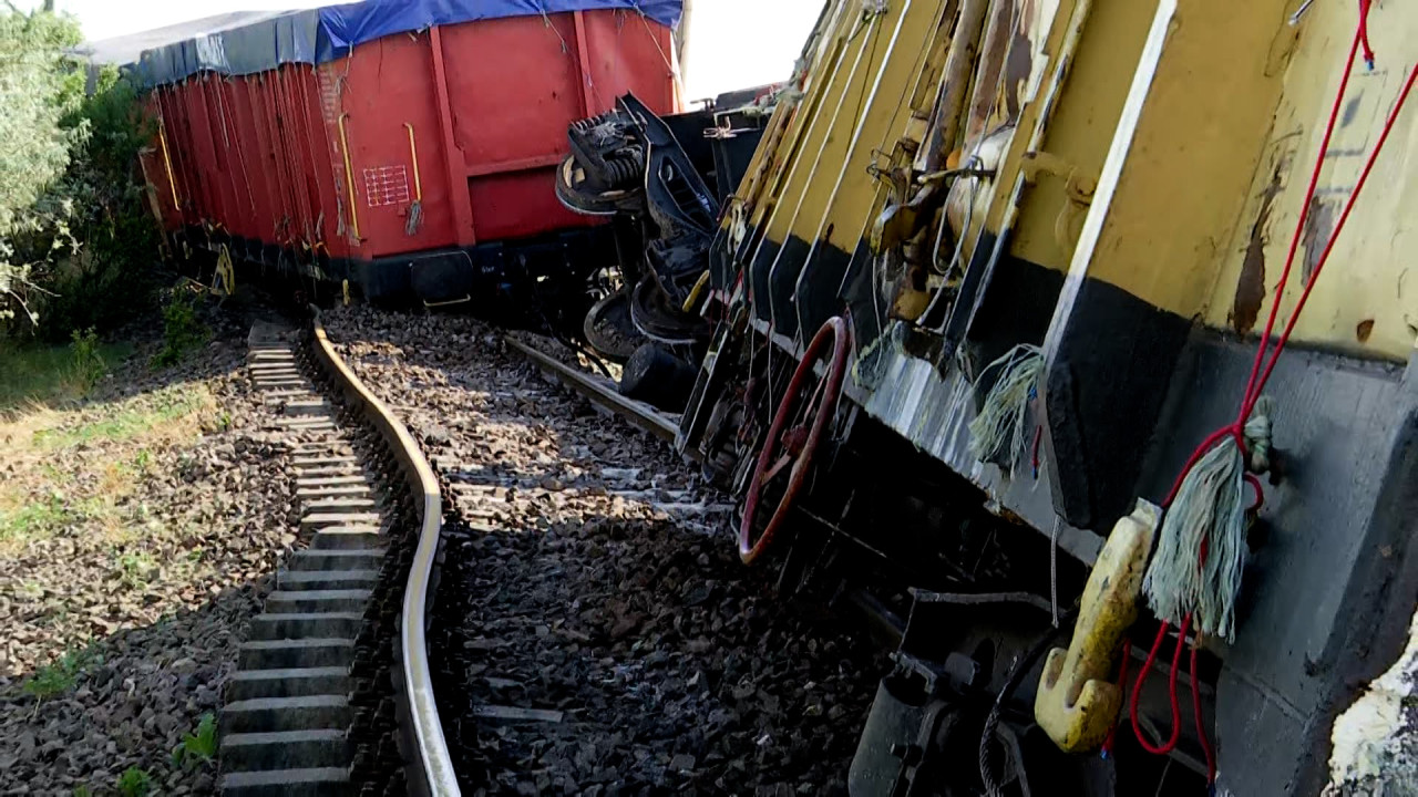 Tren cu sulf deraiat în Constanța. Patru vagoane au sărit de pe șine, iar unul s-a răsturnat