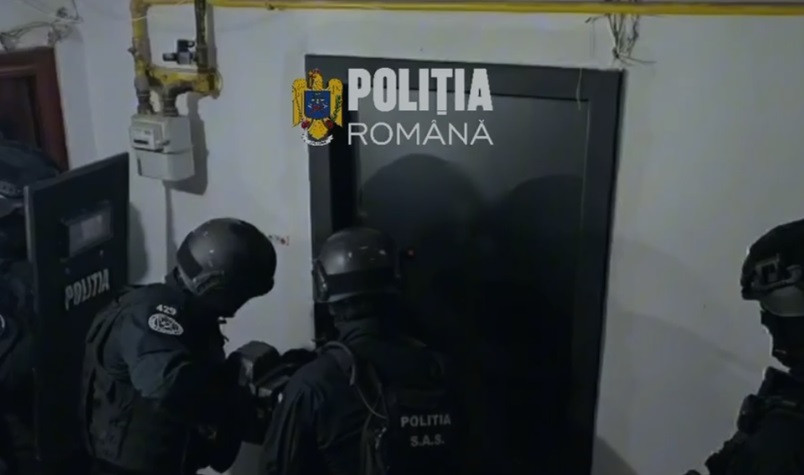 "Mă duc la ea și-i fac felul! Poliția, dormiți pe voi". În scurt timp, mascații au intrat peste el în casă