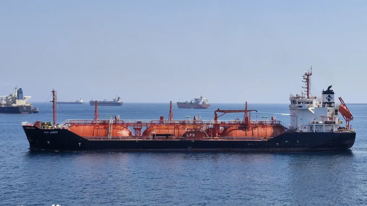 Petrolier în flăcări, aproape de Sf. Gheorghe. Nicuşor Dan: "Nava a fost lovită în afara apelor teritoriale"