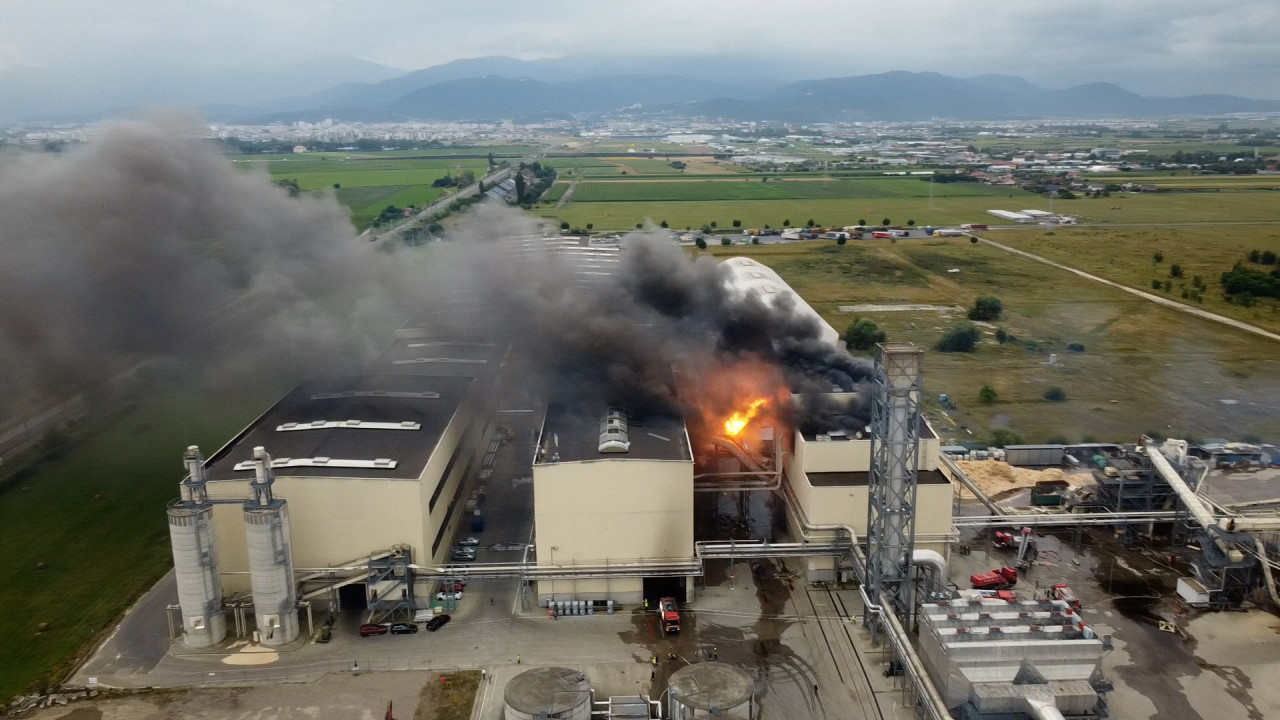 Două explozii au zguduit Kronospan, o fabrică din Brașov. Ciuperca de fum, vizibilă de la kilometri distanță