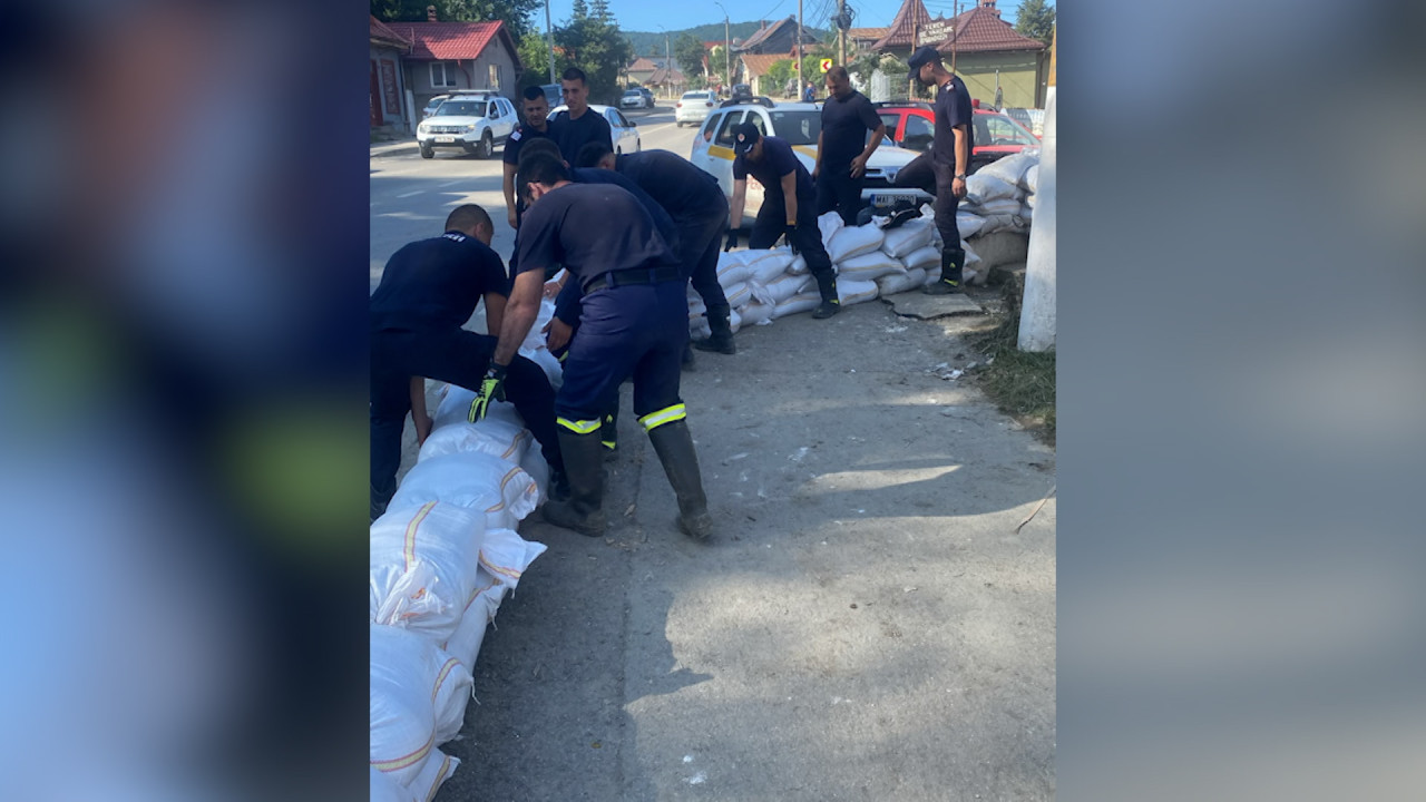 Cod roșu de inundații în Prahova. O bătrână a fost salvată din casa inundată, iar un pârâu stă să se reverse