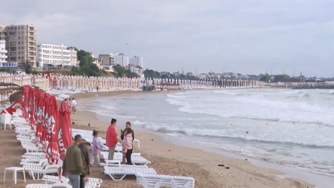 Planuri date peste cap pentru turiştii de pe litoral. Temperaturi extrem de scăzute în plin sezon estival