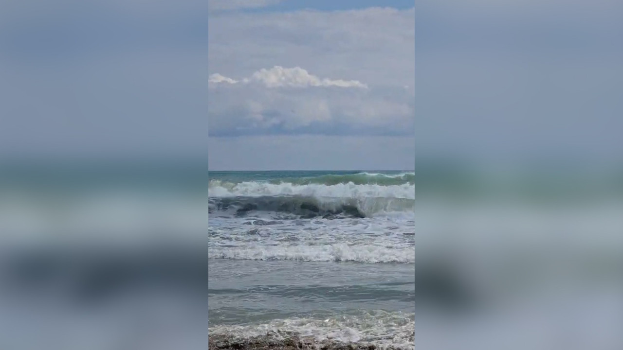 Valuri de 3 metri pe litoral şi steag roşu arborat. În ce staţiuni nu au voie să intre în mare turiştii