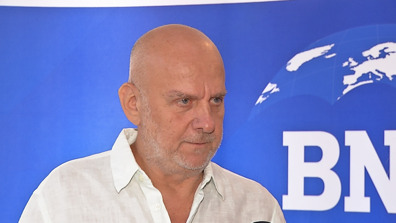 Tăieri pentru medici, creșteri pentru demnitari. Legea care trebuia să aducă echitate provoacă revoltă