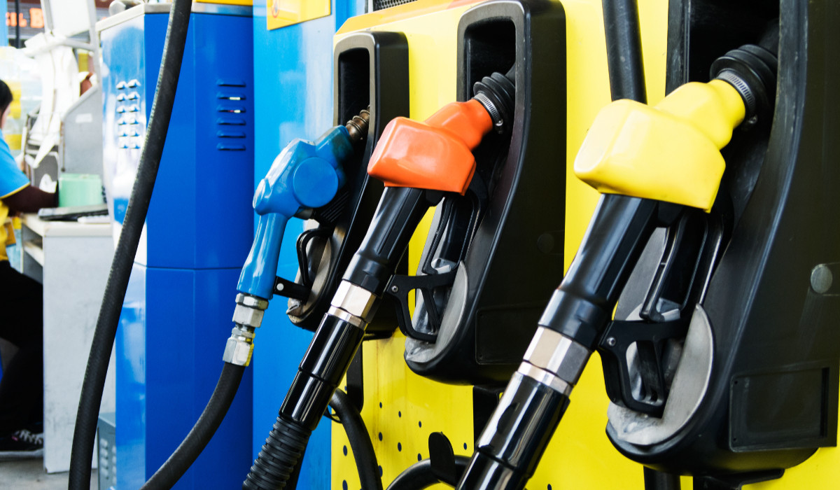 Motorina, la un pas de 10 lei pe litru. Cât s-au scumpit carburanții față de luna trecută