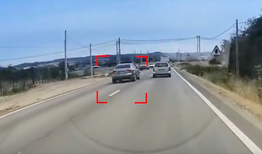 Goană nebună pe DN 56A. Șofer fără permis, eliberat din închisoare, a intrat pe contrasens în fuga de poliție