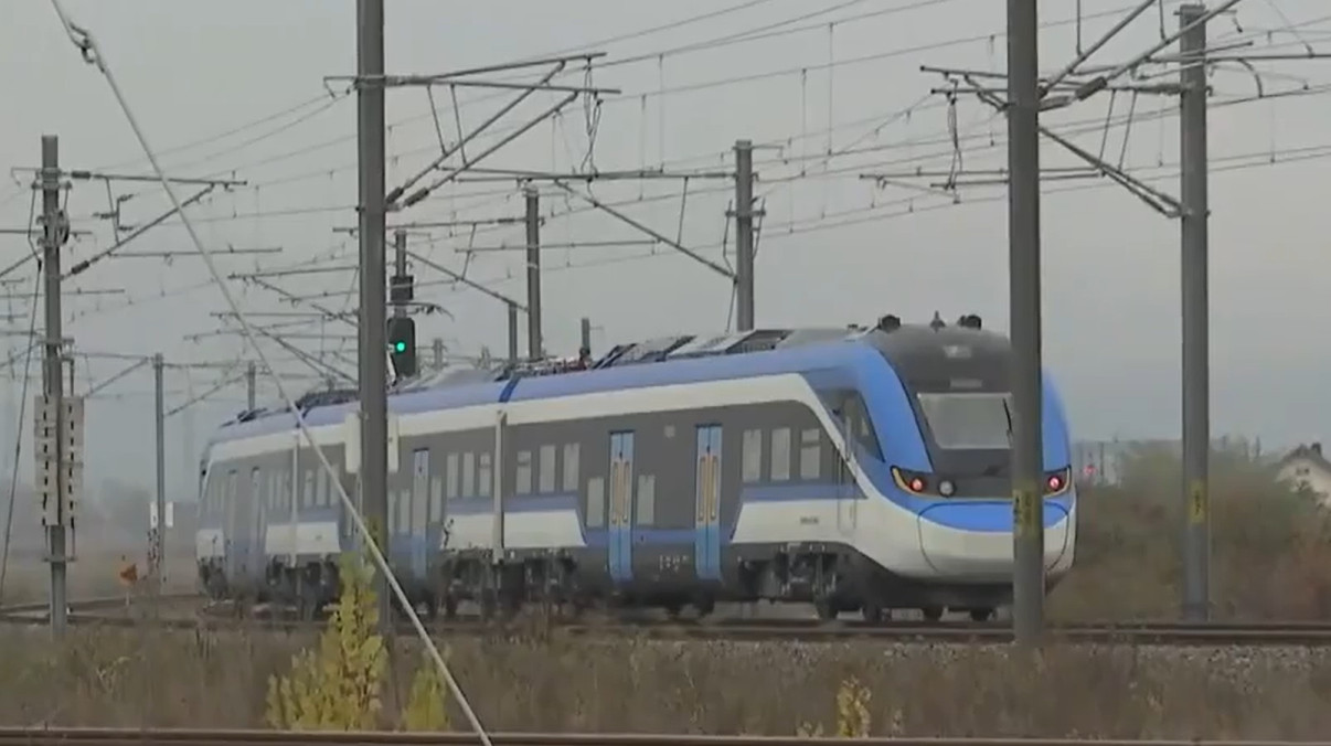Bărbat spulberat de tren în Iaşi. Mecanicul de tren a claxonat cât a putut, dar el a rămas întins pe şine