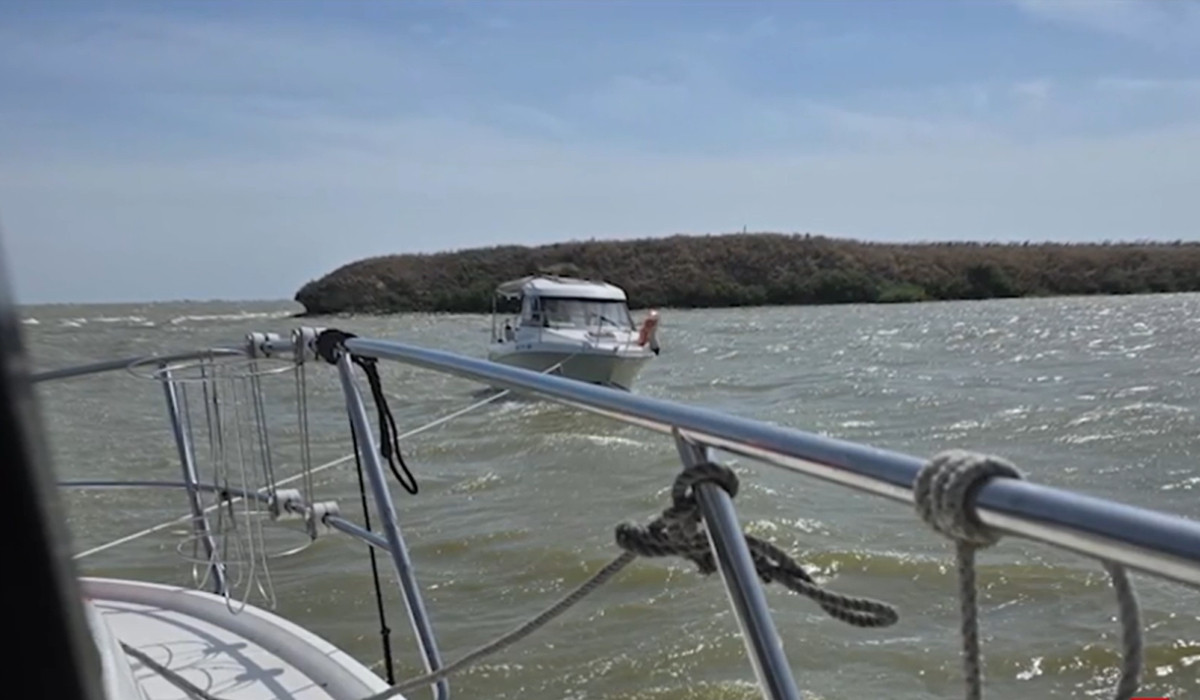 Turişti, la un pas să se răstoarne cu barca pe lacul Razelm. Primarul comunei a pornit în misiunea de salvare