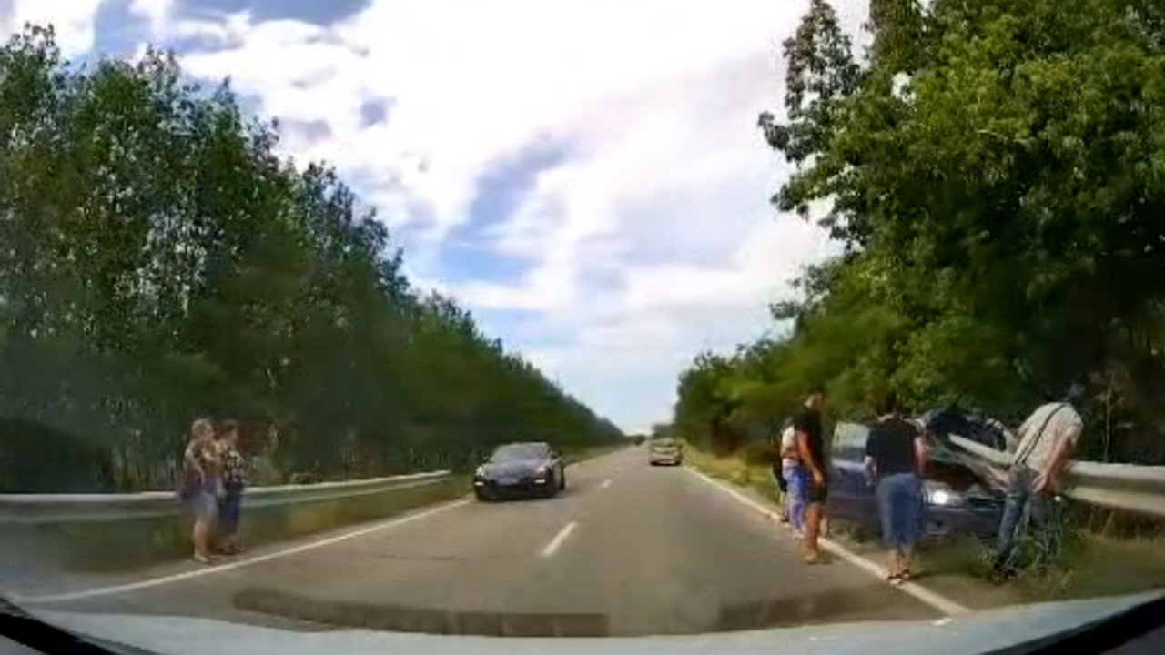 A pierdut controlul volanului și a intrat în plin într-un parapete. Bara metalică a străpuns autoturismul