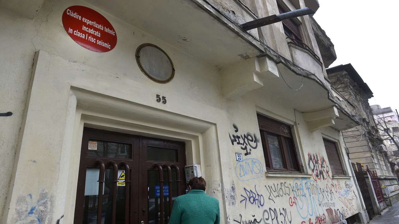 Locatarii din blocuri cu bulină roșie refuză consolidările. "Ne trezim relocați cine știe pe unde"
