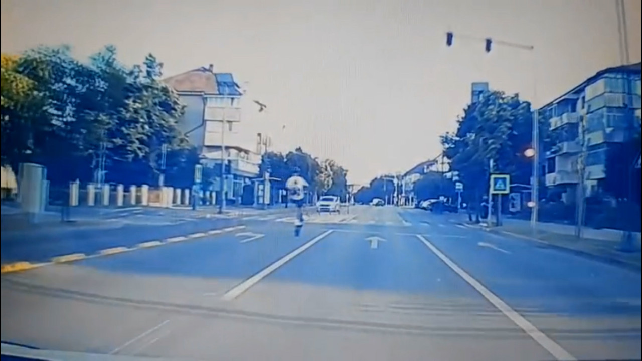 Patru trotinetişti din Focşani, filmați în timp ce îşi riscă viaţa şi sfidează toate regulile de circulație