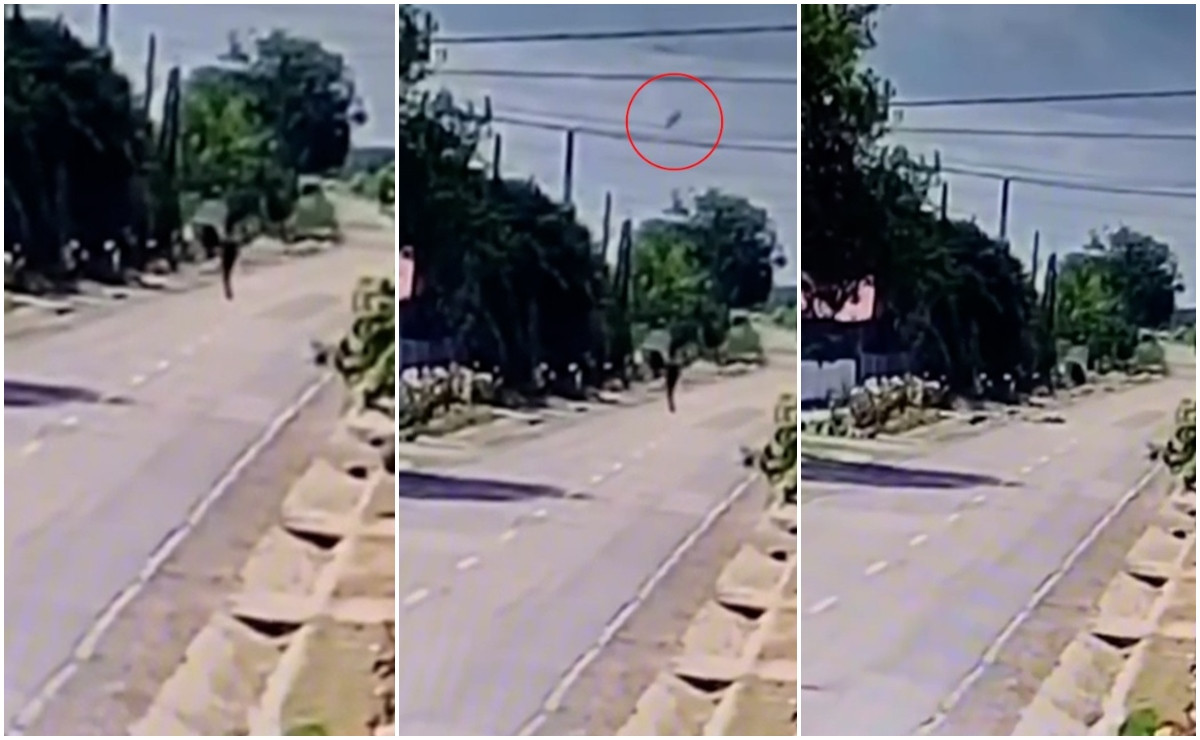 Momentul când un copil aflat pe trotinetă este lovit de un obiect neidentificat, căzut din cer, în Brăila