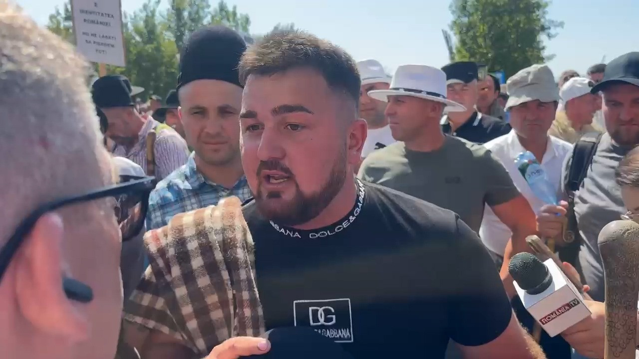 Ciobanul cu tricou Dolce&Gabbana implicat în dispută aprigă cu jandarmii la protest