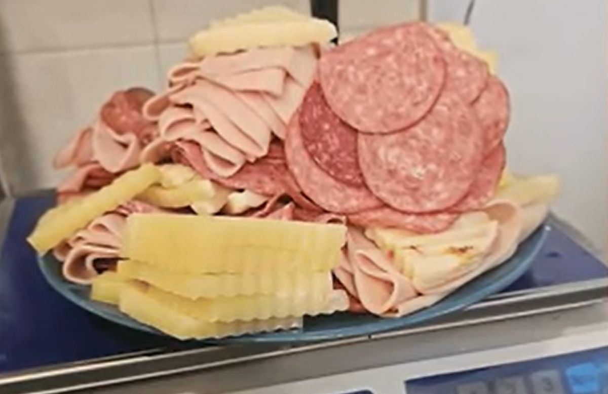 Turiști dintr-un hotel de 4 stele din Constanța, prinși cu 3 kilograme de mâncare în cameră