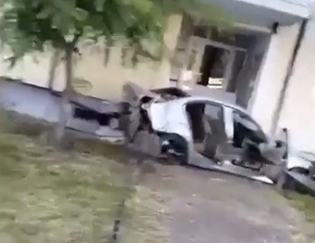 Accident teribil în Piatra Neamţ. Două maşini s-au ciocnit frontal, iar una a ricoşat în scara unui bloc