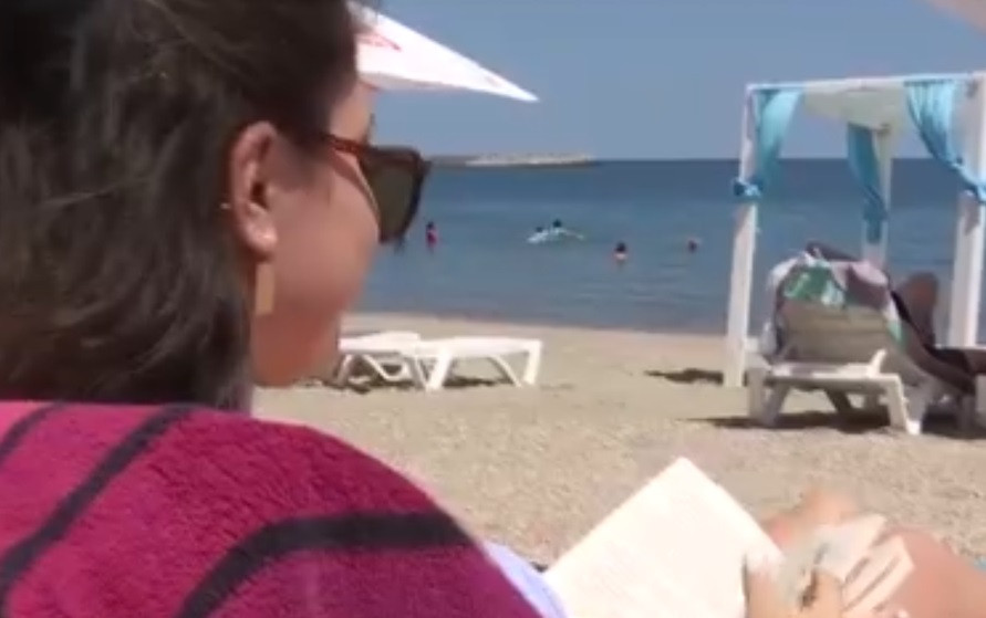 Vacanța, singurul moment în care românii mai citesc. 7 din 10 nu au deschis nicio carte în ultimul an