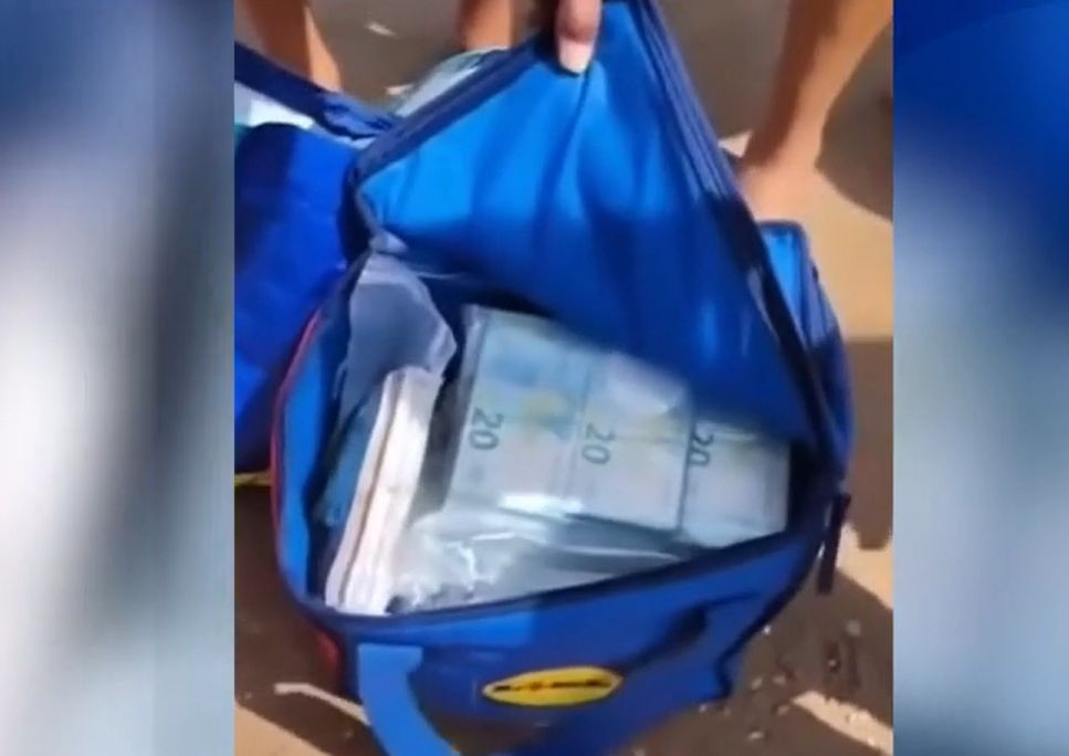 O avere a plutit până la mal. Misterul celor 700.000 de euro găsiți pe o plajă din Italia
