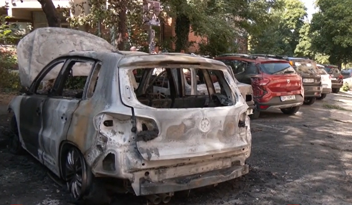 "Am rămas lemn". Reacția locatarilor după ce şi-au găsit mașinile arse într-o parcare din Oradea