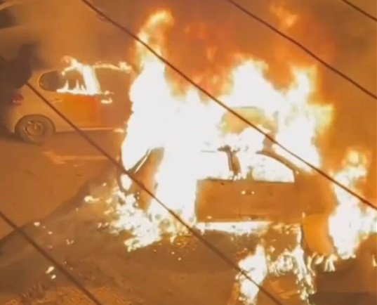 Două maşini, scrum după un incendiu în Oradea. Poliţia spune că focul a fost pus intenţionat