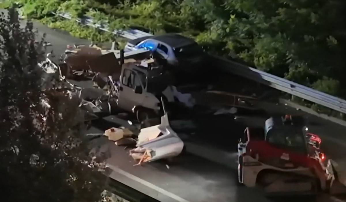 Autorulotă, făcută zob după impactul cu un autocar, în Italia. Cel puţin şase oameni au murit, 27 sunt răniţi