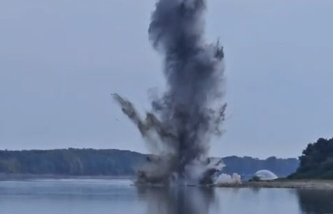 Armata a detonat stânca Pârjoaia. MApN a folosit 180 kg de explozibil pentru a devia cursul Dunării