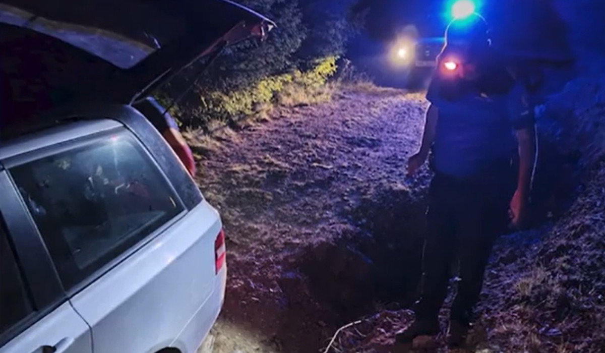 O familie cu un copil de 2 ani s-a rătăcit în Munţii Sebeşului după ce a urmat GPS-ul. Maşina s-a împotmolit