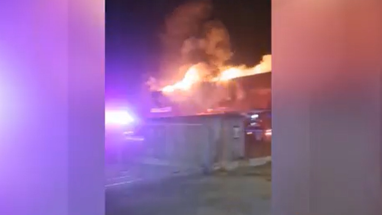 Incendiu puternic la un service auto din Arad. Locuitorii oraşului au primit mesaj RO-Alert