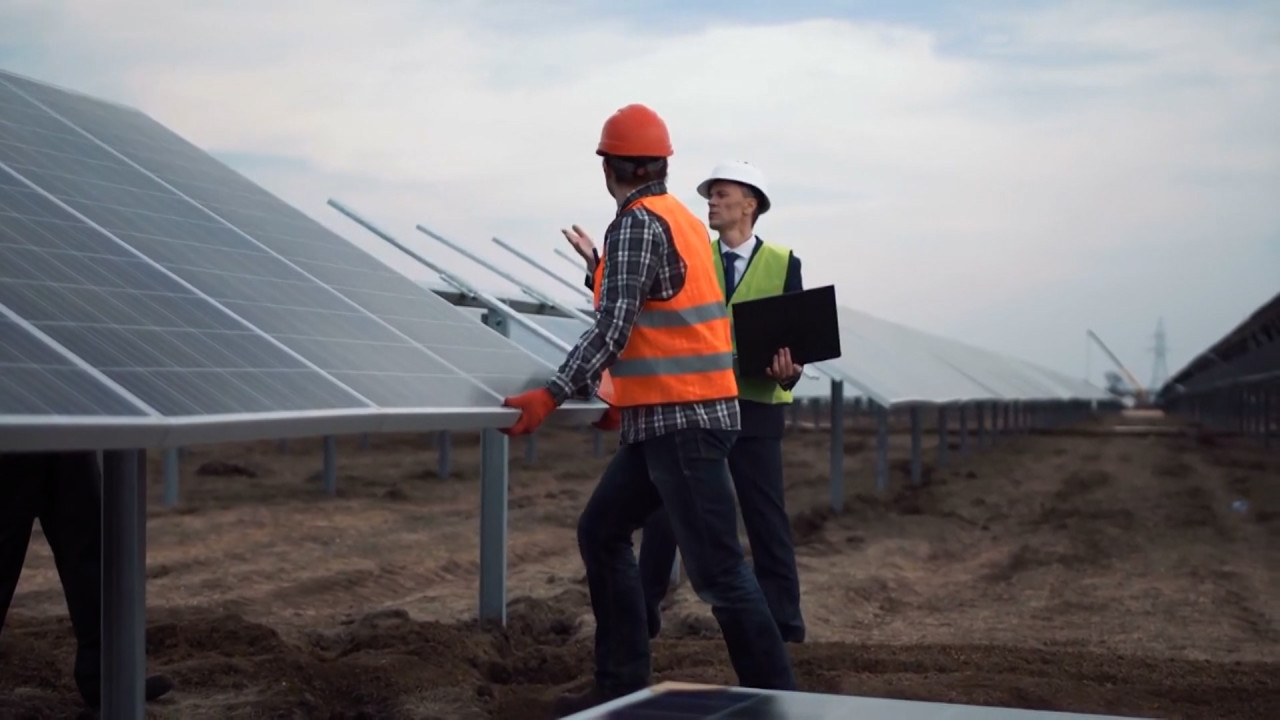 Statul cere ajutorul prosumatorilor să livreze energia din baterii în rețea. Motivul pentru care mulți refuză