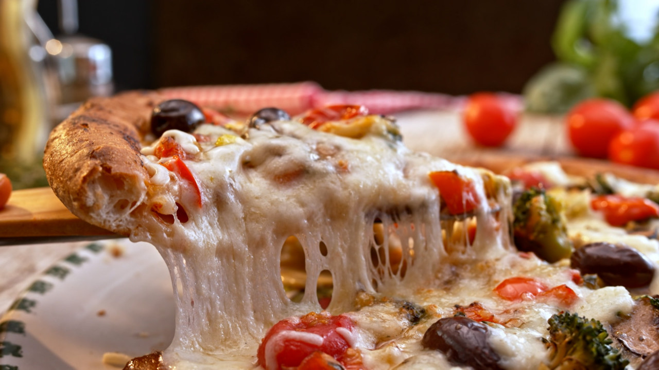Pizza şi friptură, primele 2 preferinţe ale românilor. Preparatul surprinzător de pe locul 3