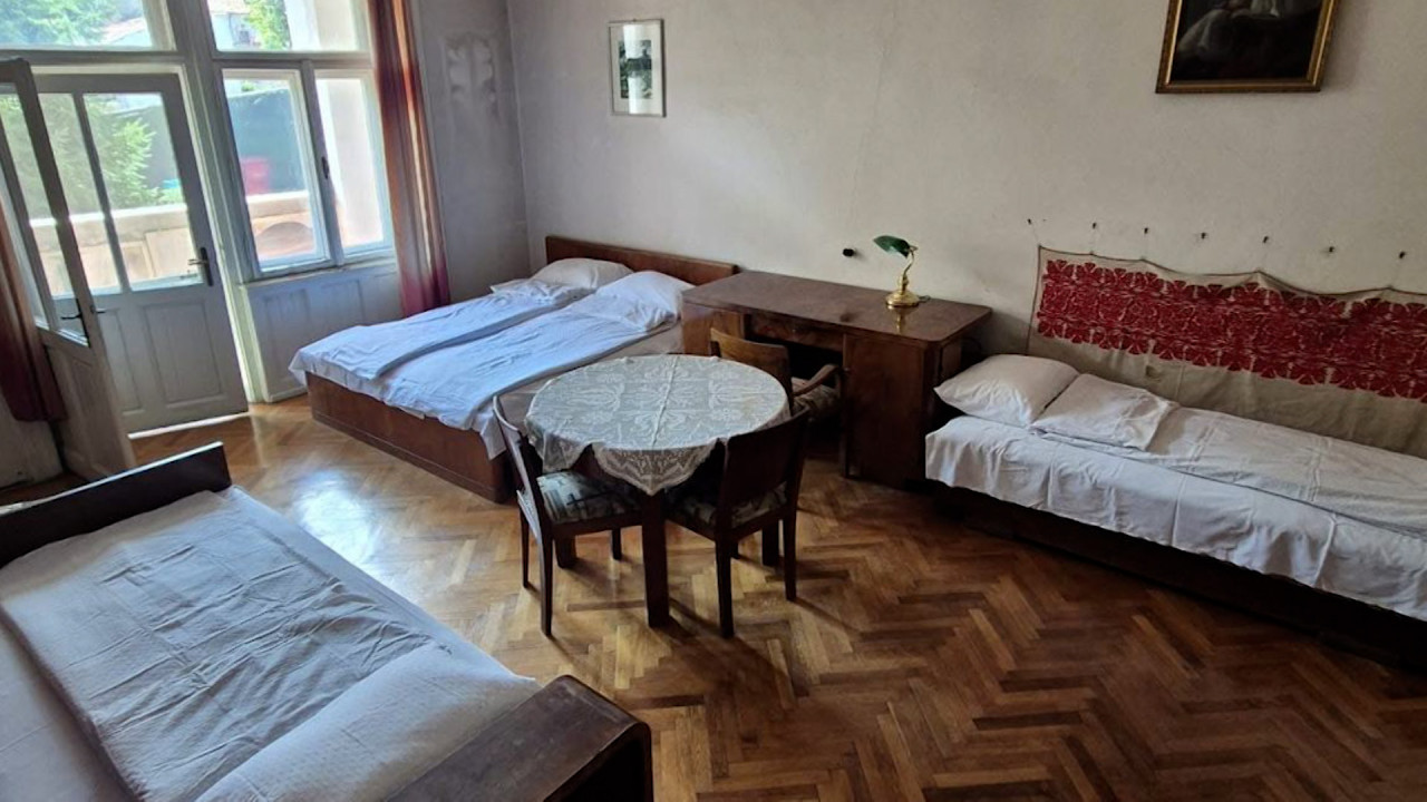 Cu cât se închiriază un apartament comunist nerenovat la Cluj pentru festival. "Dormi în pat cu Vlad Ţepeş"