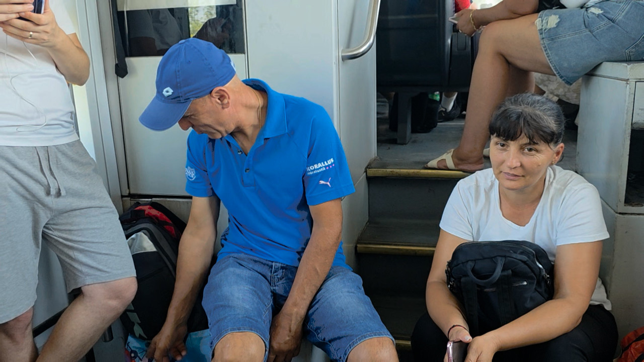 Trenurile groazei. Navetiștii merg cu 35 km/h, înghesuiți și în căldură sufocantă: "Merg gândacii pe aici"
