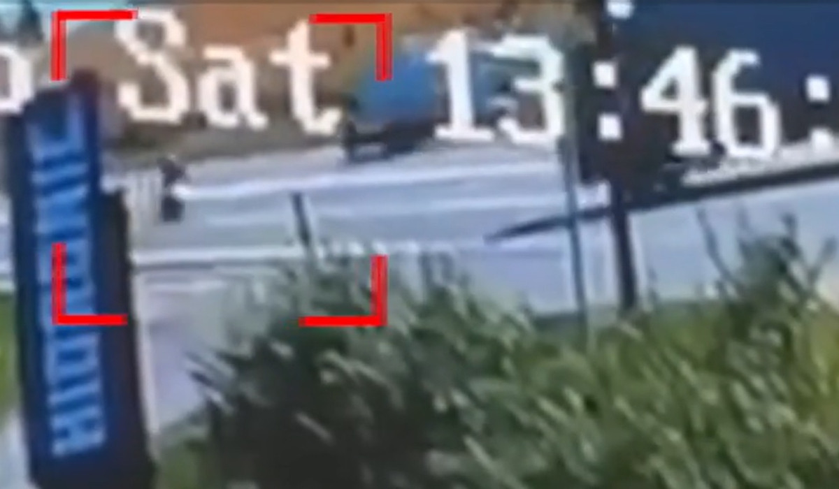 Momentul în care motociclistul din Cluj lovește în plin camionul care-i taie calea. Impactul îi e fatal