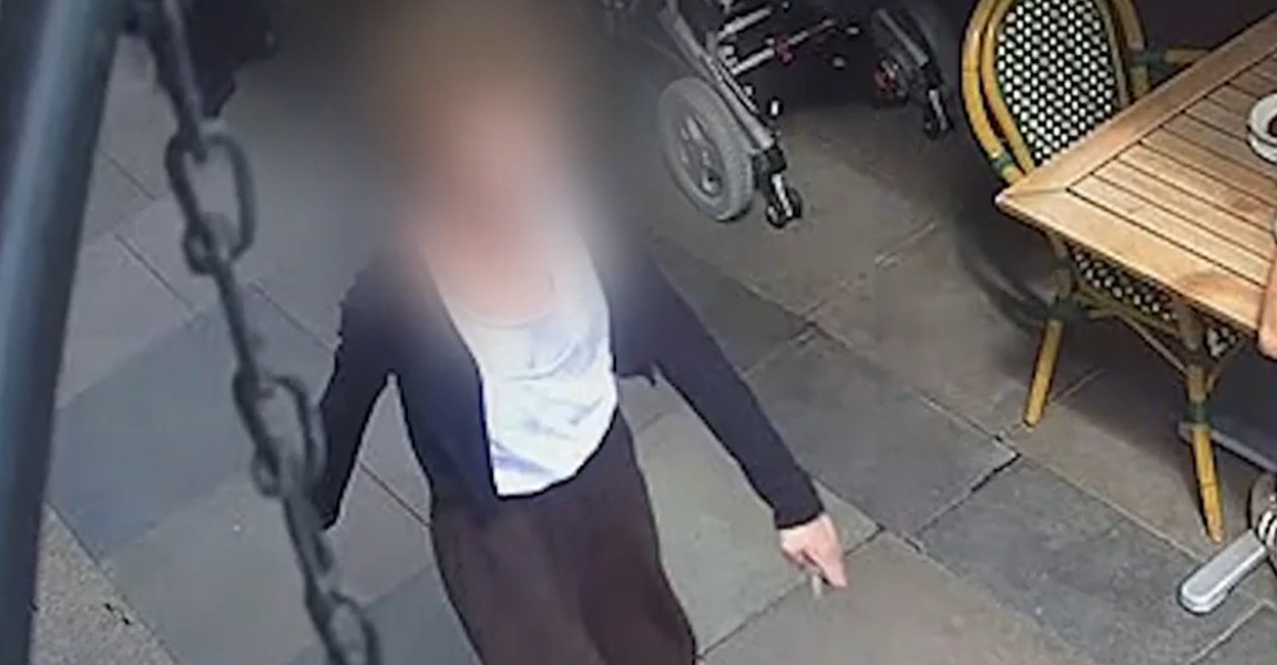 Femeia care a atacat cu cuțitul 4 bărbați în Londra a fost acuzată oficial.