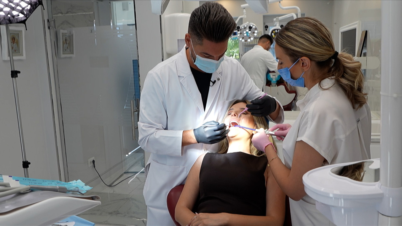 Tot mai mulți români aleg ratele la dentist. Amânarea tratamentelor poate ajunge să coste de 10 ori mai mult