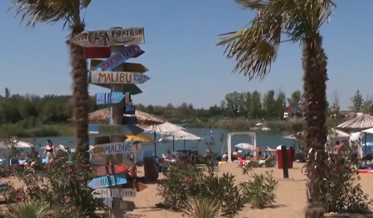 "Spania" din vestul României. O comună şi-a făcut propriul litoral cu palmieri şi nisip pe malul unui lac