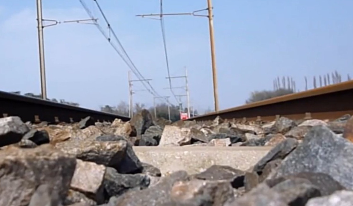 Tânără de 19 ani, acroşată de tren în Mangalia. Avea căștile în urechi și nu a auzit locomotiva