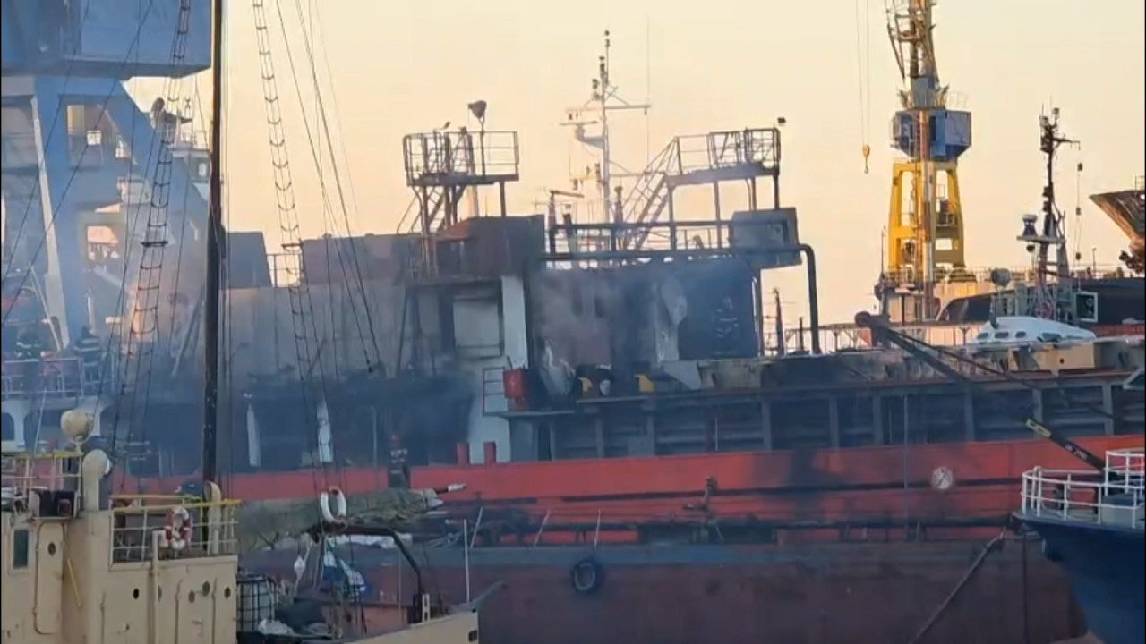 Incendiu puternic în Portul Midia. O navă aflată la reparații a luat foc
