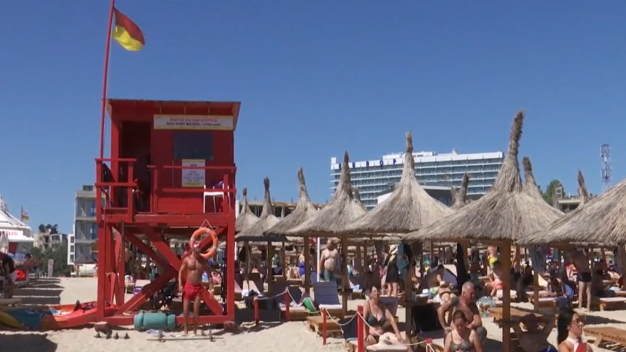 Steag roșu pe litoral. Un bărbat a murit la Neptun, iar salvamarii cer turiștilor să nu intre în apă