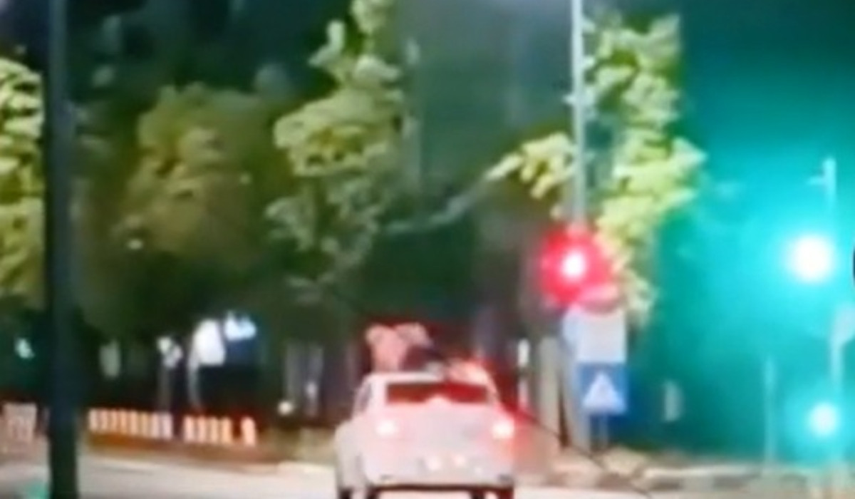 Momentul în care un bărbat este surprins pe plafonul unui taxi aflat în mers, în Focșani