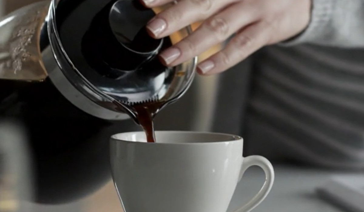 Cafeaua de acasă, noua preferință a românilor. Prețurile din cafenele îi fac să și-o prepare singuri