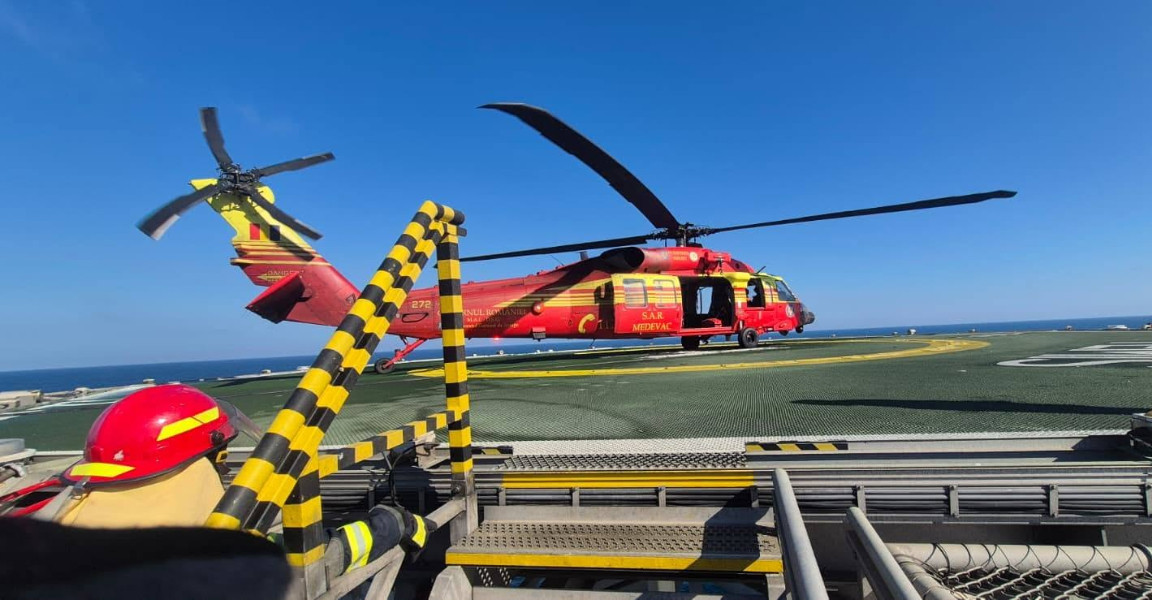 Momentul în care elicopterul Black Hawk de la Constanța salvează un bărbat din largul Mării Negre