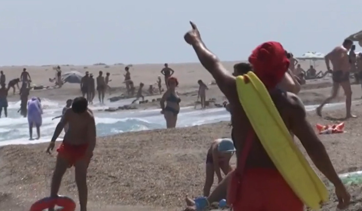 Obiectul pe care mulți turiști îl au la plajă şi poate deveni un pericol în mare. Avertismentul salvamarilor